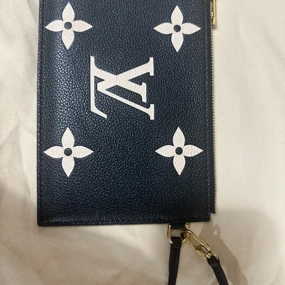 Louis Vuitton - Picture 1 of 4